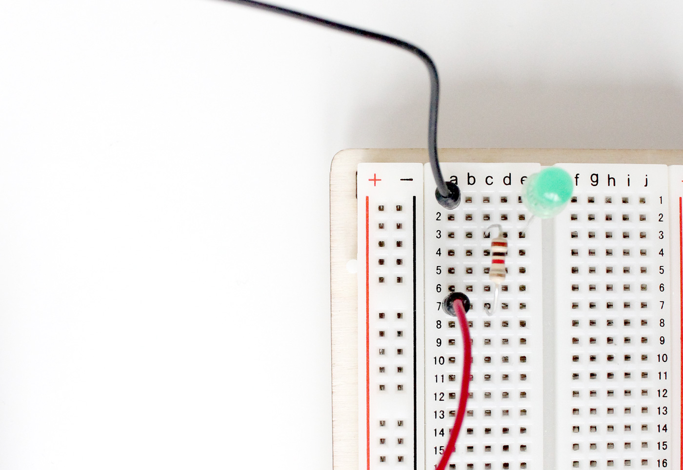 led-blink-circuit-on-the-breadboard